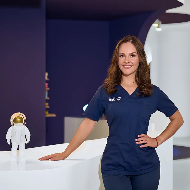 Emanuella Rahr – Zahnhelferin im RKM 740 Zahnmedizin Düsseldorf Emanuella Rahr, Zahnhelferin im RKM 740 Zahnmedizin Düsseldorf, im Empfangsbereich der Praxis