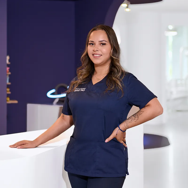 Gabrijela Saitovic – Zahnarzthelferin im RKM 740 Zahnmedizin Düsseldorf Gabrijela Saitovic, Zahnarzthelferin im RKM 740 Zahnmedizin Düsseldorf, im Empfangsbereich der Kinderzahnheilkunde