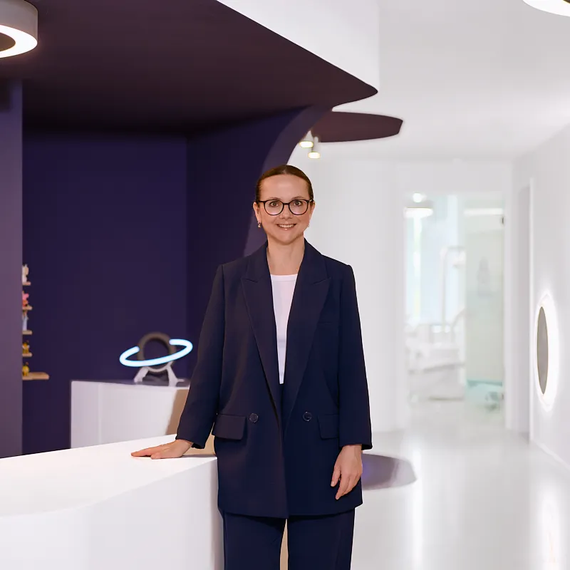 Katharina Wolf – Rezeptionistin im RKM 740 Zahnmedizin Düsseldorf Katharina Wolf, Rezeptionistin im RKM 740 Zahnmedizin Düsseldorf, im Empfangsbereich der Praxis