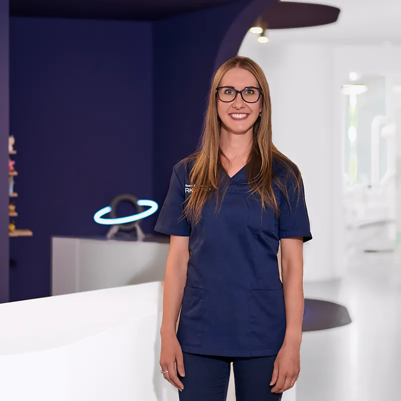 Viktoria Jansen – Dentalhygienikerin im RKM 740 Zahnmedizin Düsseldorf Viktoria Jansen, Dentalhygienikerin im RKM 740 Zahnmedizin Düsseldorf, im Empfangsbereich der Praxis