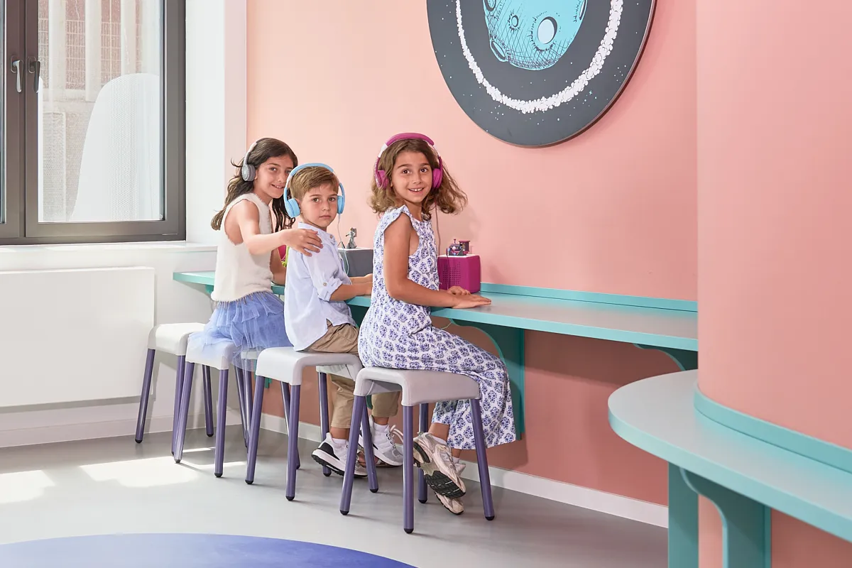 Kinderbereich – RKM 740 Kinderzahnheilkunde Düsseldorf Kinder im Wartebereich der RKM 740 Kinderzahnheilkunde in Düsseldorf mit Tonieboxen und Kopfhörern