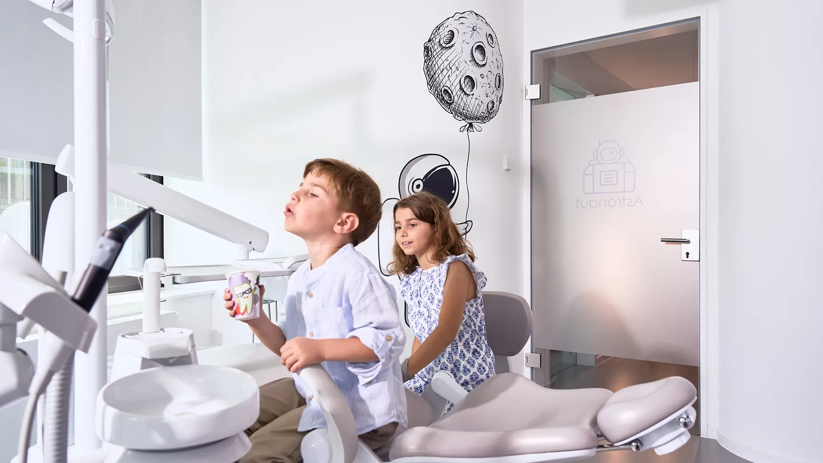 Kinderzahnheilkunde Milchzahn – RKM 740 Düsseldorf Kinderzahnheilkunde im RKM 740 Düsseldorf – zwei Kinder bei der Untersuchung, Symbol für Vertrauen, Freude und behutsame Begleitung beim ersten Milchzahn