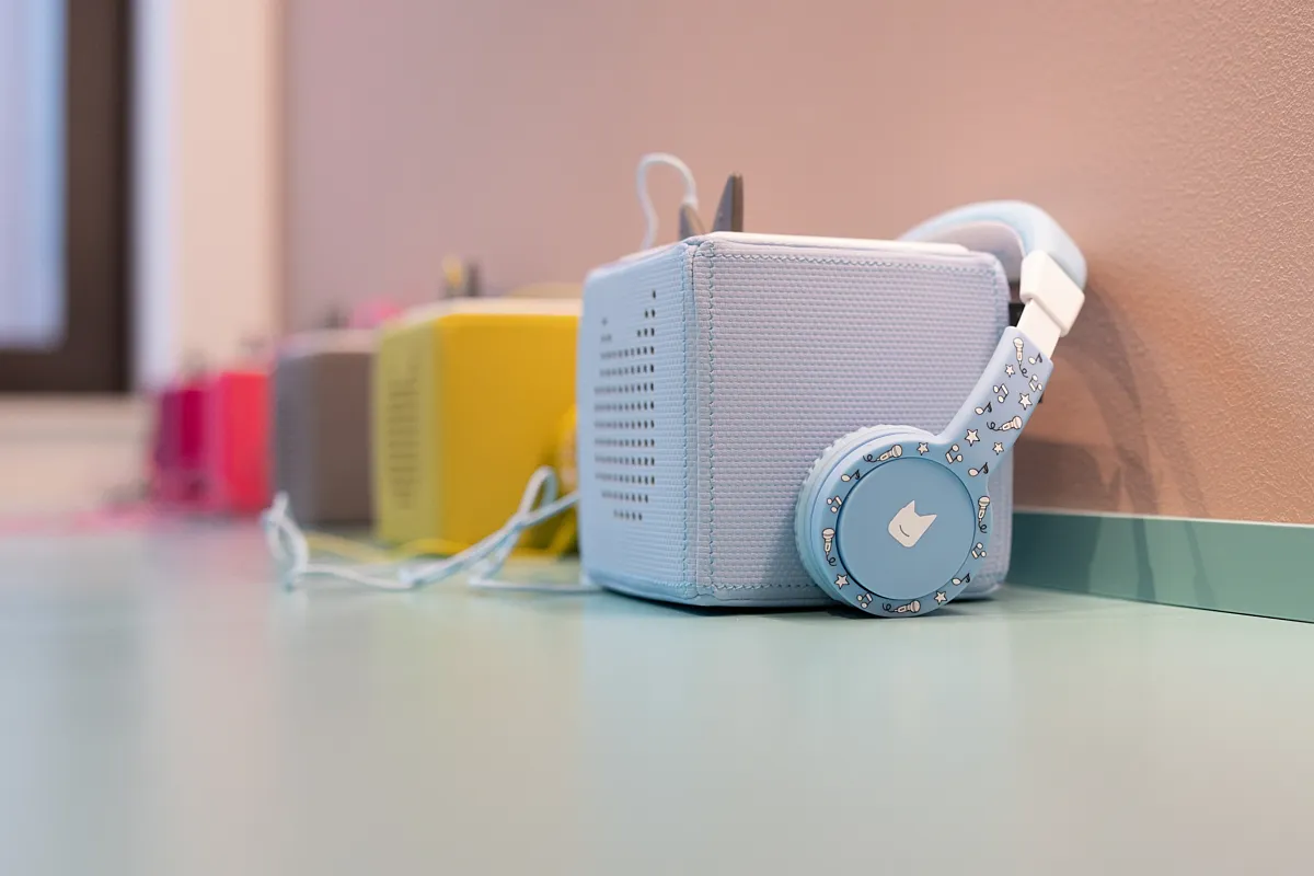 Tonieboxen – Kinderzahnheilkunde MiLiNo RKM 740 Düsseldorf Bunte Tonieboxen und Kinderkopfhörer in der Kinderzahnheilkunde MiLiNo im RKM 740 Düsseldorf