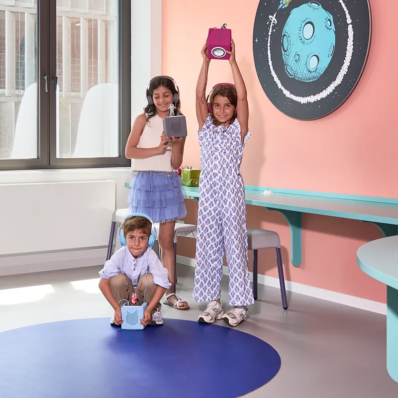 Kinder mit Tonieboxen im Wartebereich der RKM 740 Kinderzahnheilkunde in Düsseldorf