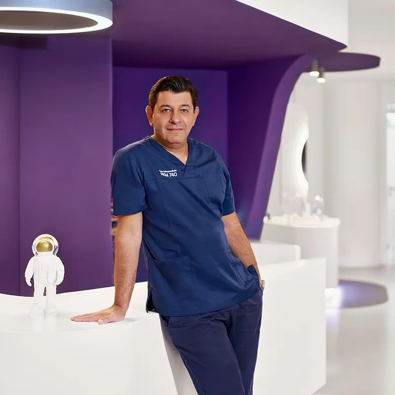 Zahnarzt Dr. med. dent. Michael Alte – RKM 740 Zahnmedizin Düsseldorf Zahnarzt Dr. med. dent. Michael Alte im Empfangsbereich der RKM 740 Zahnmedizin Düsseldorf