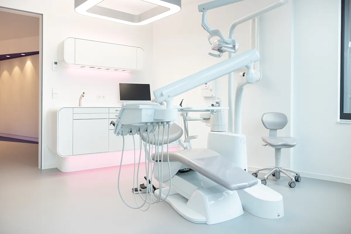 Behandlungsraum der RKM 740 Zahnmedizin Düsseldorf mit modernem Design und ergonomischer Ausstattung