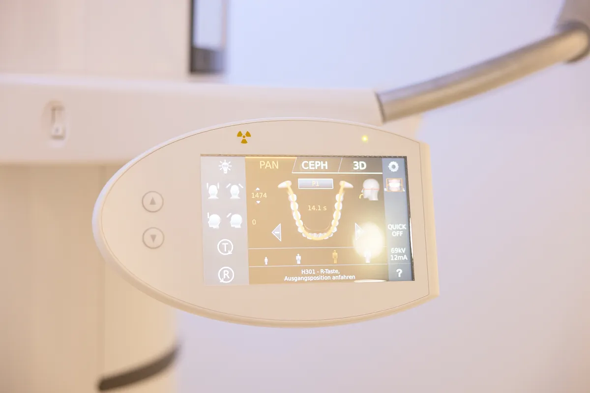 Digitale 3D-Diagnostik RKM 740 Zahnmedizin Düsseldorf Display eines digitalen 3D-Röntgengeräts in der RKM 740 Zahnmedizin Düsseldorf
