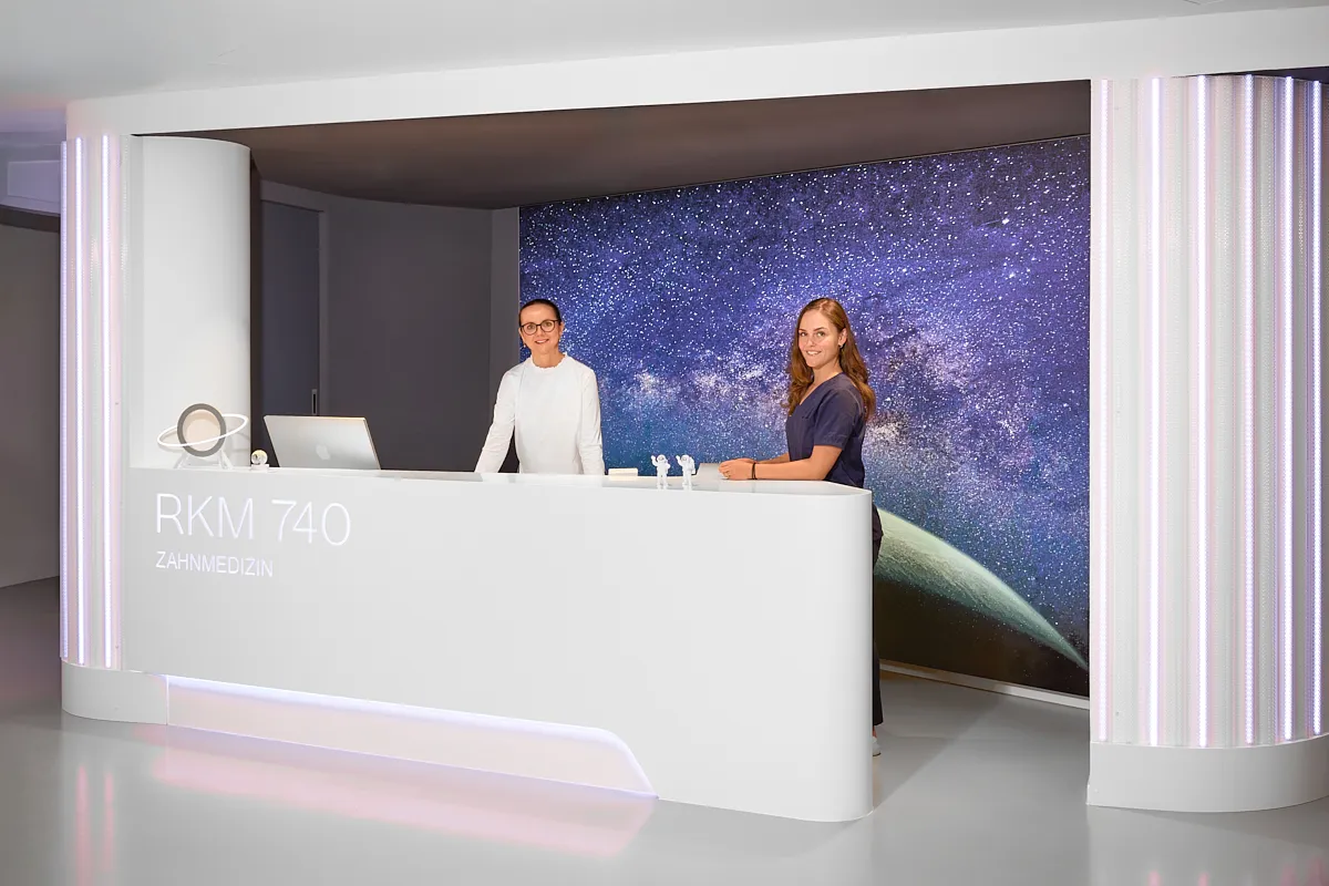 Empfang im RKM 740 Zahnmedizin Düsseldorf mit Team vor Galaxie-Hintergrund