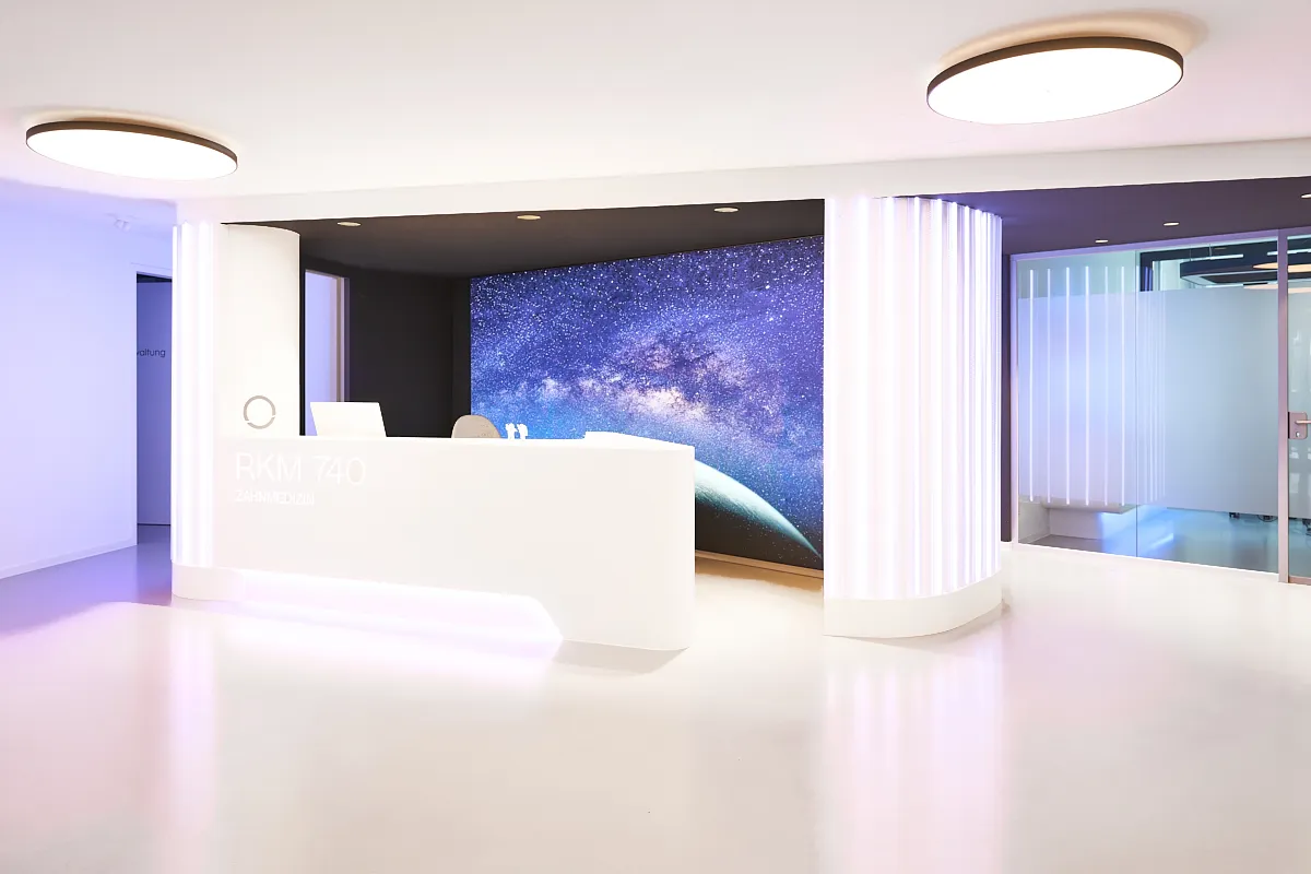 Empfangsbereich der RKM 740 Zahnmedizin in Düsseldorf mit moderner, futuristischer Gestaltung