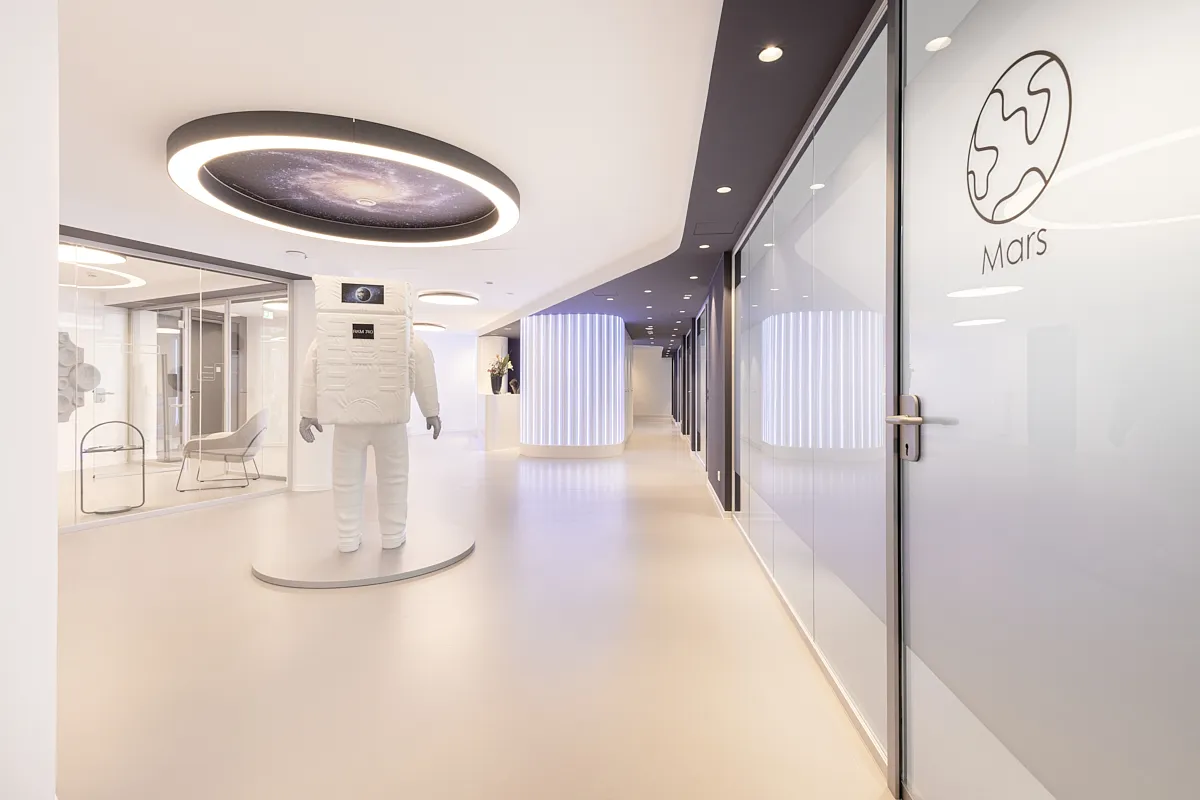 Flur der RKM 740 Zahnmedizin in Düsseldorf mit Astronauten-Installation und Raum Mars