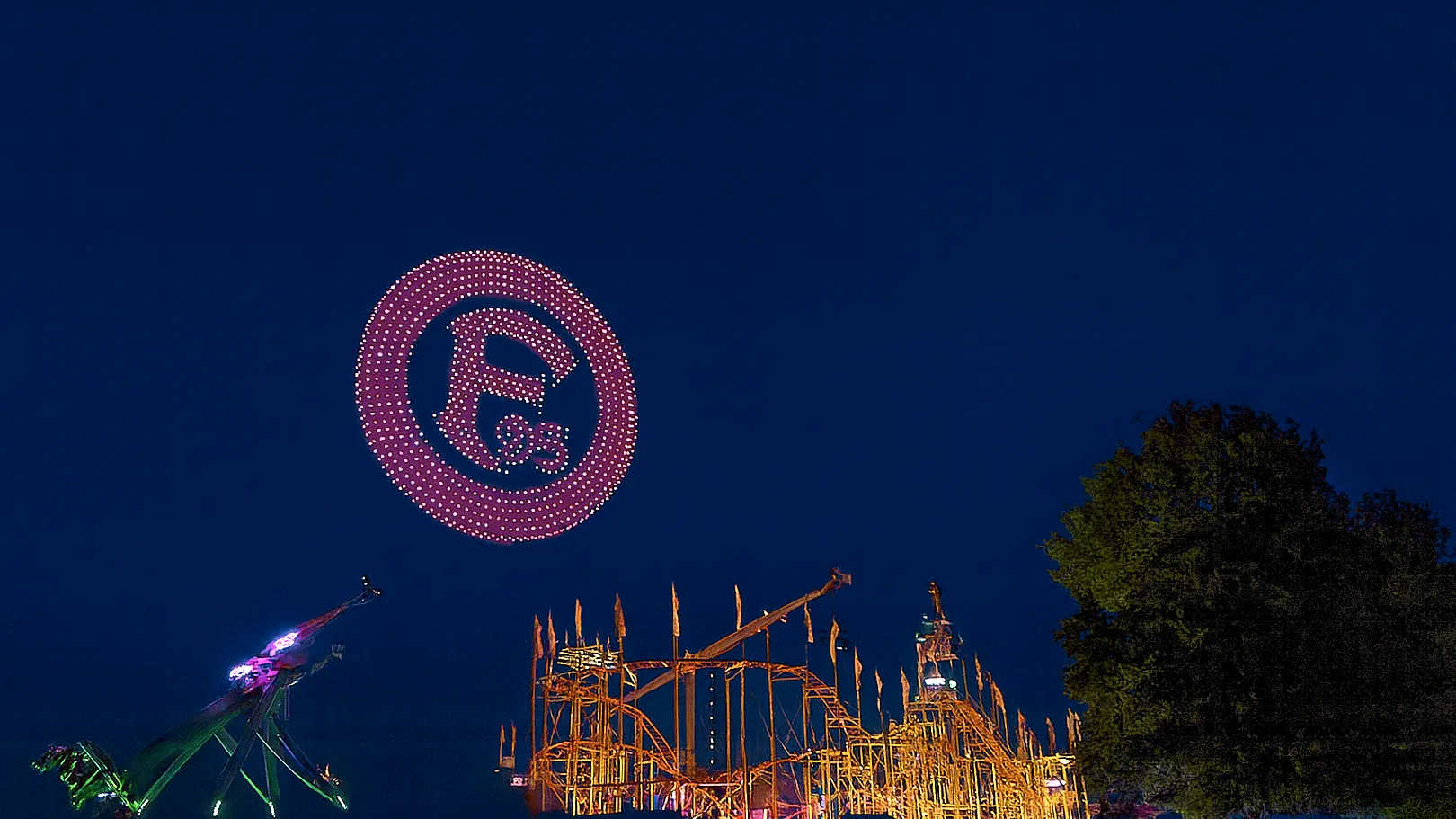 Laser-Parodontitisbehandlung RKM 740 Zahnmedizin Düsseldorf Leuchtende Drohnenshow über Düsseldorf als Symbol für Präzision und moderne Laser-Parodontitisbehandlung im RKM 740