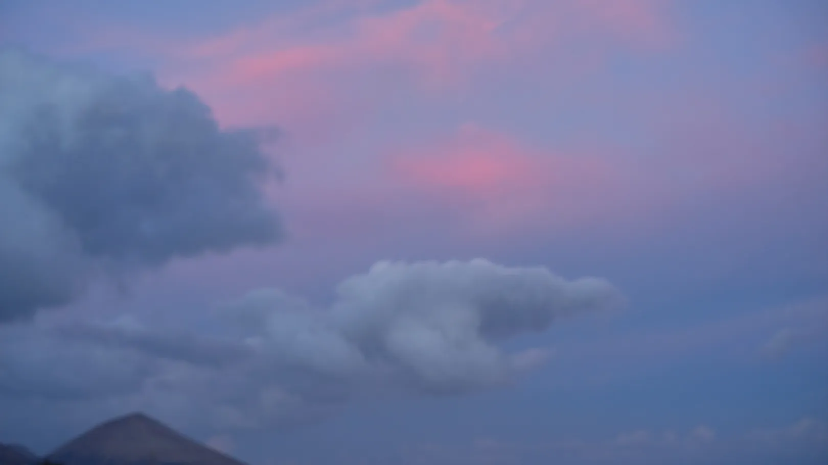 Sinuslift Düsseldorf – Präziser Knochenaufbau im RKM 740 Zahnmedizin Alt-Text: Zarter Himmel mit rosa Wolken über weiten Hügeln – Sinnbild für Leichtigkeit und Raumgewinn beim Sinuslift im RKM 740 Zahnmedizin Düsseldorf