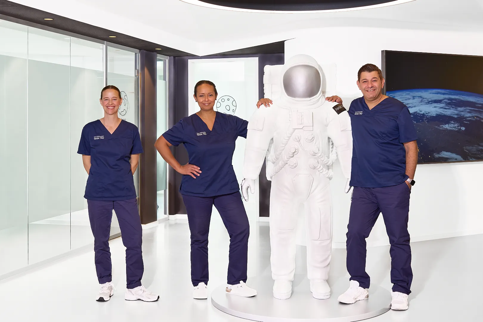 Team der RKM 740 Zahnmedizin Düsseldorf Team der RKM 740 Zahnmedizin Düsseldorf mit Dr. med. dent. Michael Alte, Prof. Dr. med. dent. Michelle Ommerborn und Zahnärztin Marie-Christine Bierholz