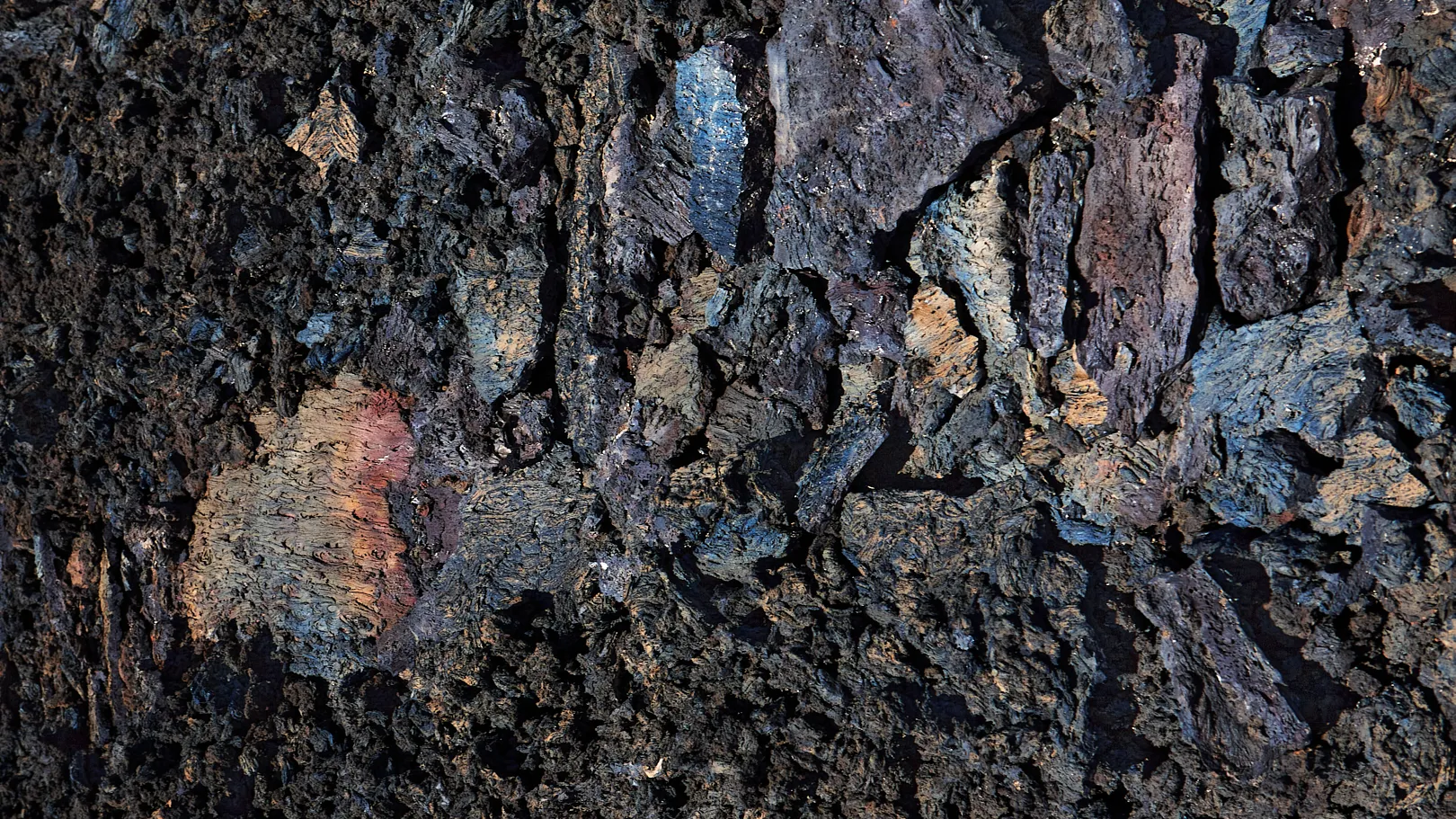 Ästhetische Zahnheilkunde im RKM 740 Zahnmedizin Düsseldorf Schimmernde, vielschichtige Gesteinstextur – Symbol für Natürlichkeit, Präzision und Ästhetik im RKM 740 Zahnmedizin Düsseldorf