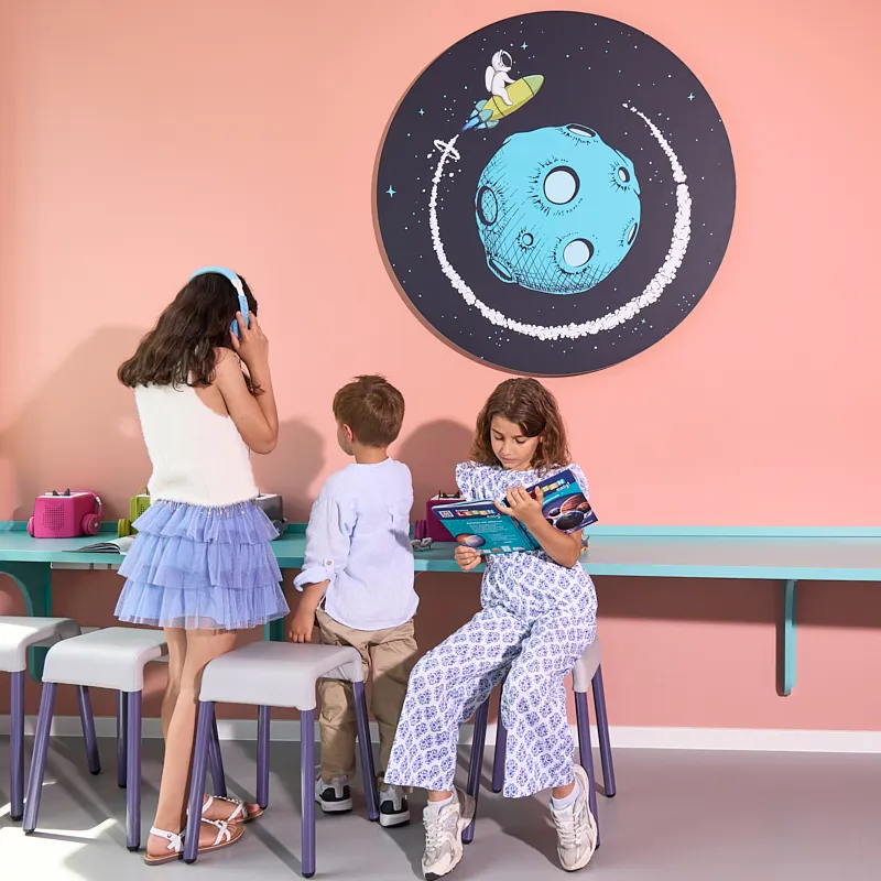 Kinderwartebereich im RKM 740 Zahnmedizin Düsseldorf mit Wandbild und spielerischer Atmosphäre