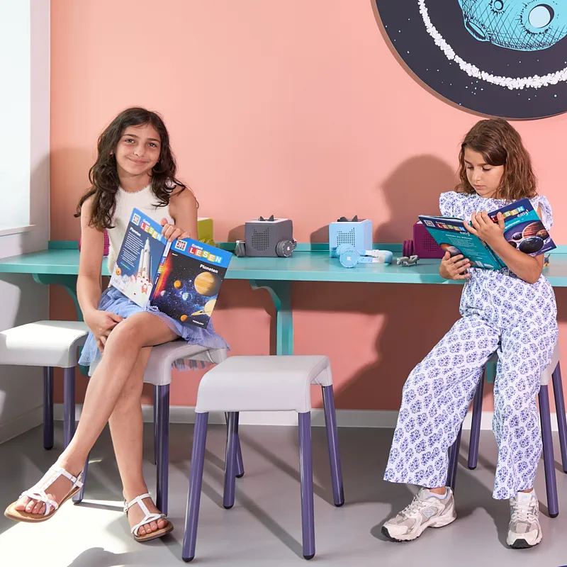 Kinder im Wartezimmer der RKM 740 Zahnmedizin Düsseldorf mit Büchern und Tonieboxen