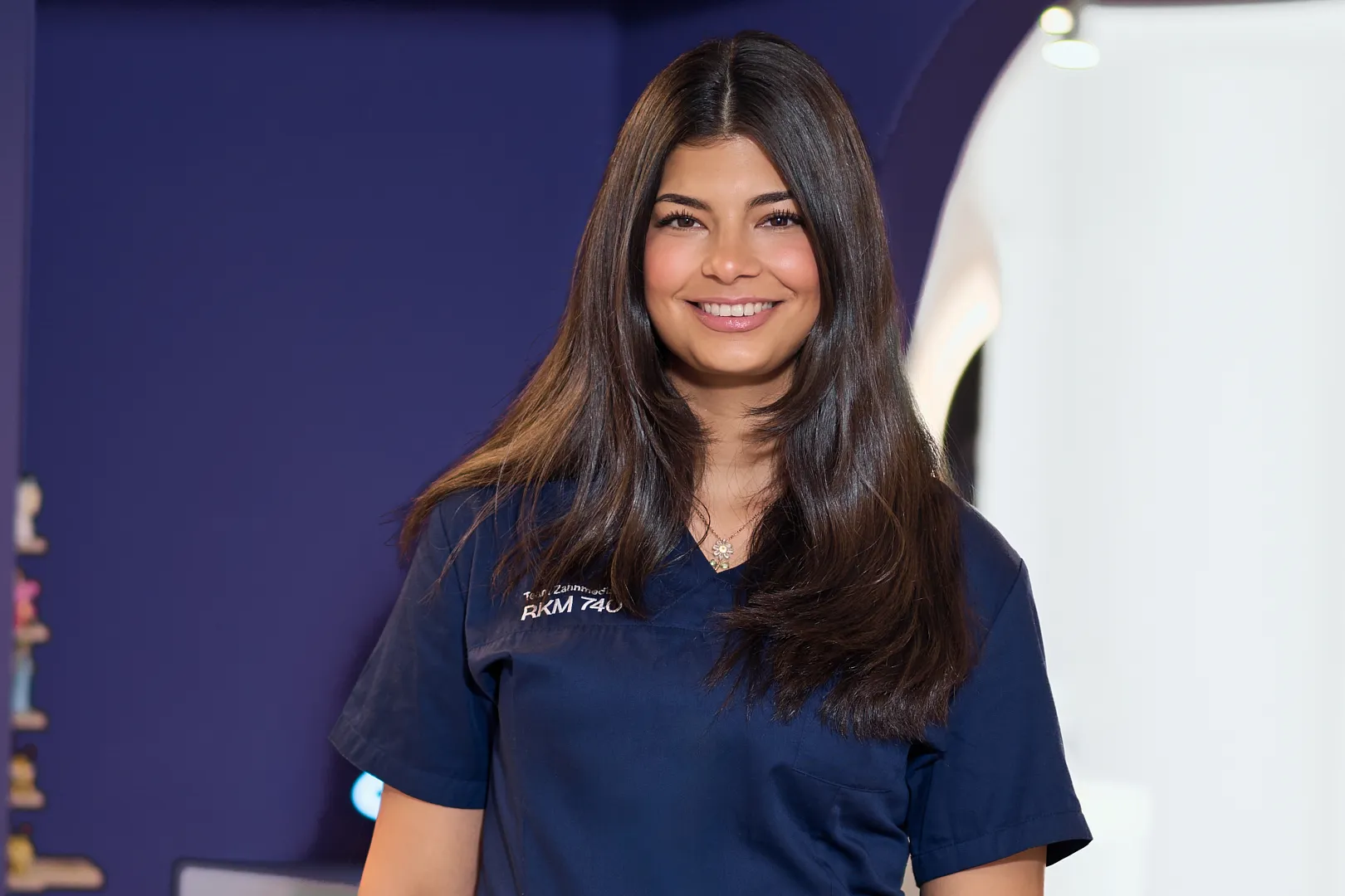 Ästhetische Zahnheilkunde Düsseldorf – RKM 740 Zahnmedizin | Natürlich schöne Zähne Ästhetische Zahnheilkunde im RKM 740 Zahnmedizin Düsseldorf – professionelle Zahnärztin im modernen Praxisumfeld