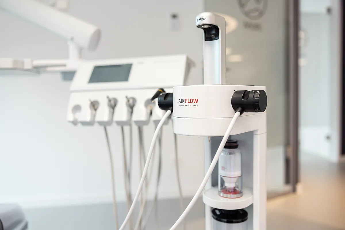 Airflow Prophylaxe im RKM 740 Zahnmedizin Düsseldorf Airflow Prophylaxis Master im RKM 740 Zahnmedizin Düsseldorf – moderne Zahnreinigung mit Pulverstrahltechnik für sanfte und gründliche Prophylaxe