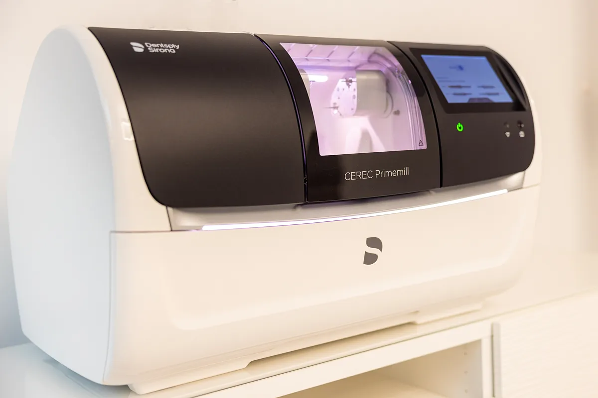 CEREC Primemill im RKM 740 Zahnmedizin Düsseldorf – hochpräzise Fräsmaschine für keramische Inlays, Kronen und Zahnersatz in nur einer Sitzung