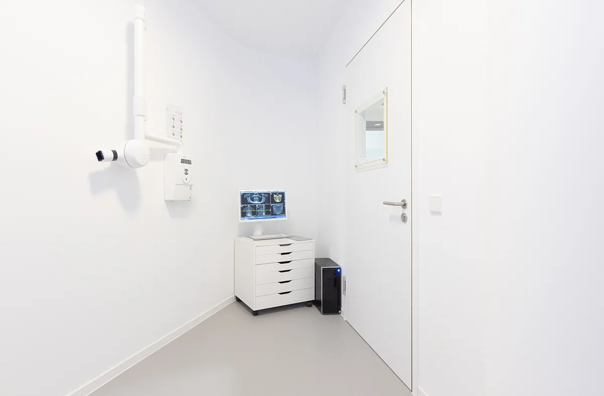 Moderner Röntgenraum im RKM 740 Zahnmedizin Düsseldorf mit digitalem Bildgebungs­system für präzise Diagnostik und strahlungsarme Aufnahmen