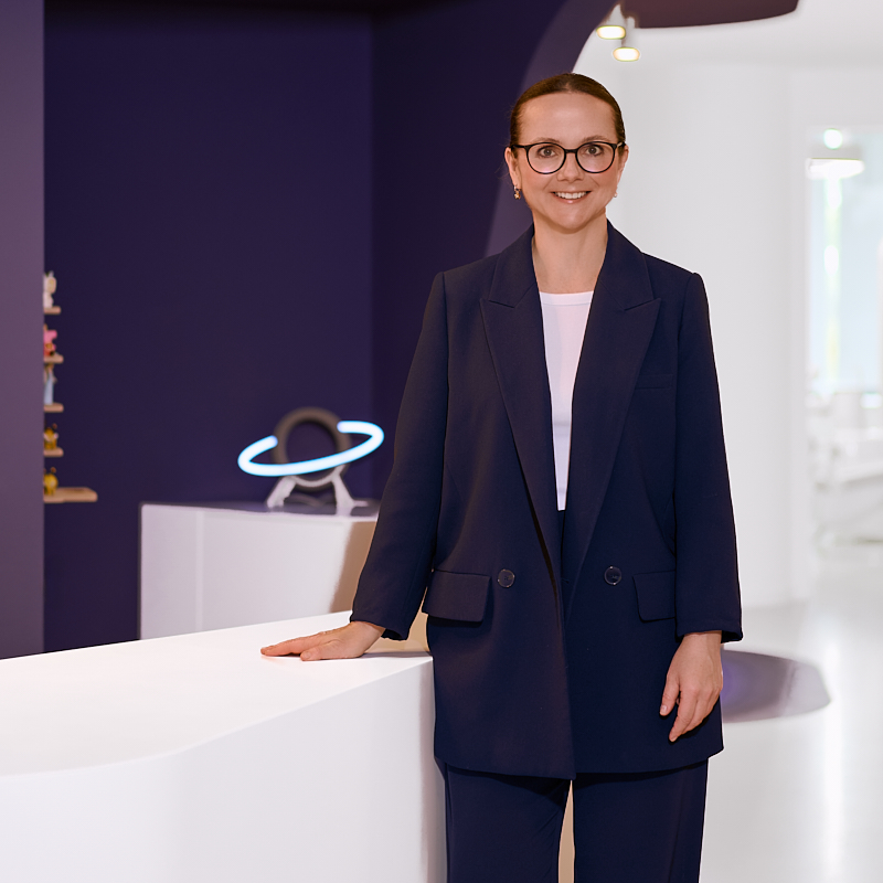 Katharina Wolf, Rezeptionistin im RKM 740 Zahnmedizin Düsseldorf, im Empfangsbereich der Praxis