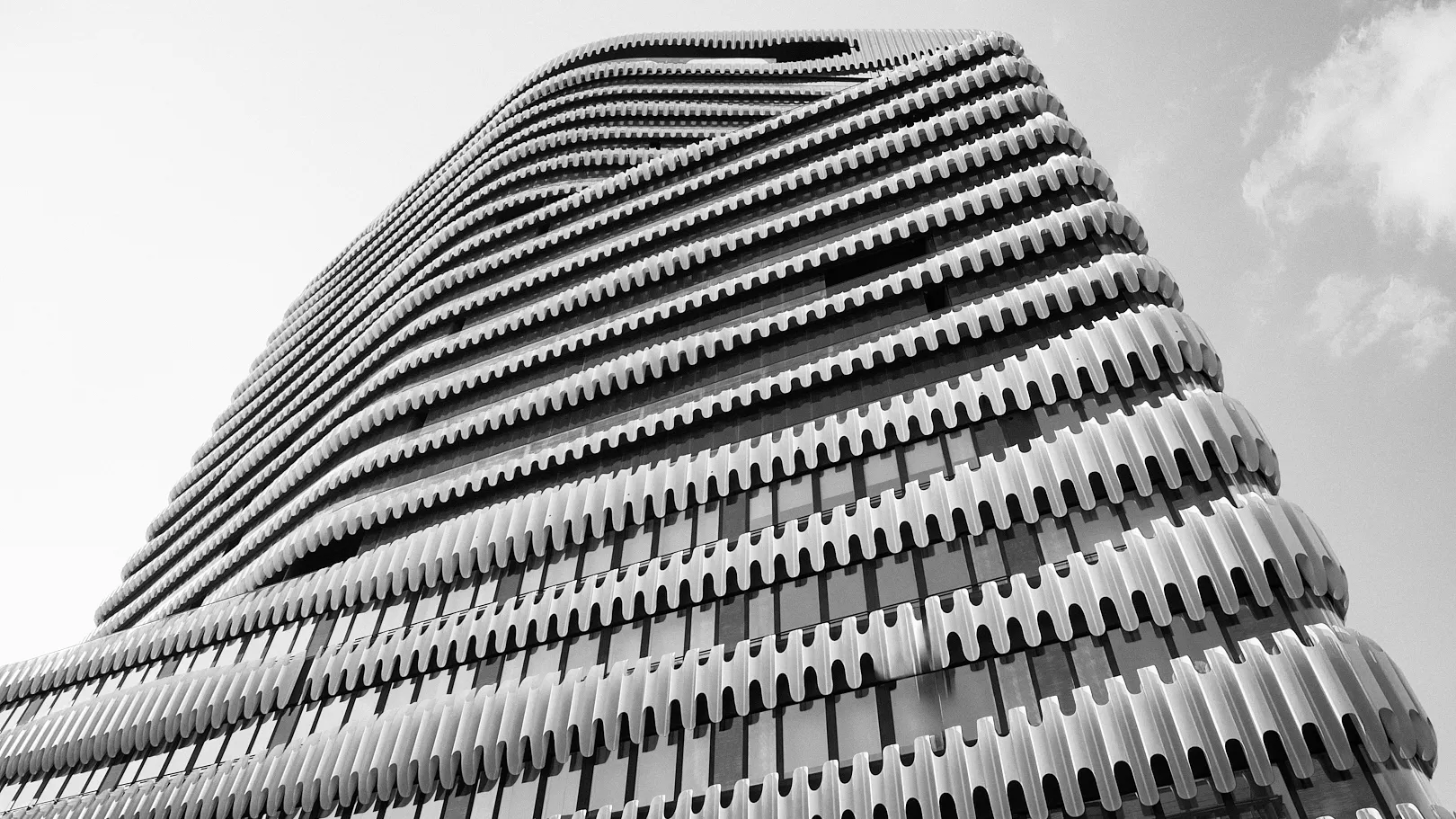 RKM 740 Facharztklinik Düsseldorf – Aussenansicht Aussenansicht der RKM 740 Facharztklinik Düsseldorf mit markanter moderner Architektur